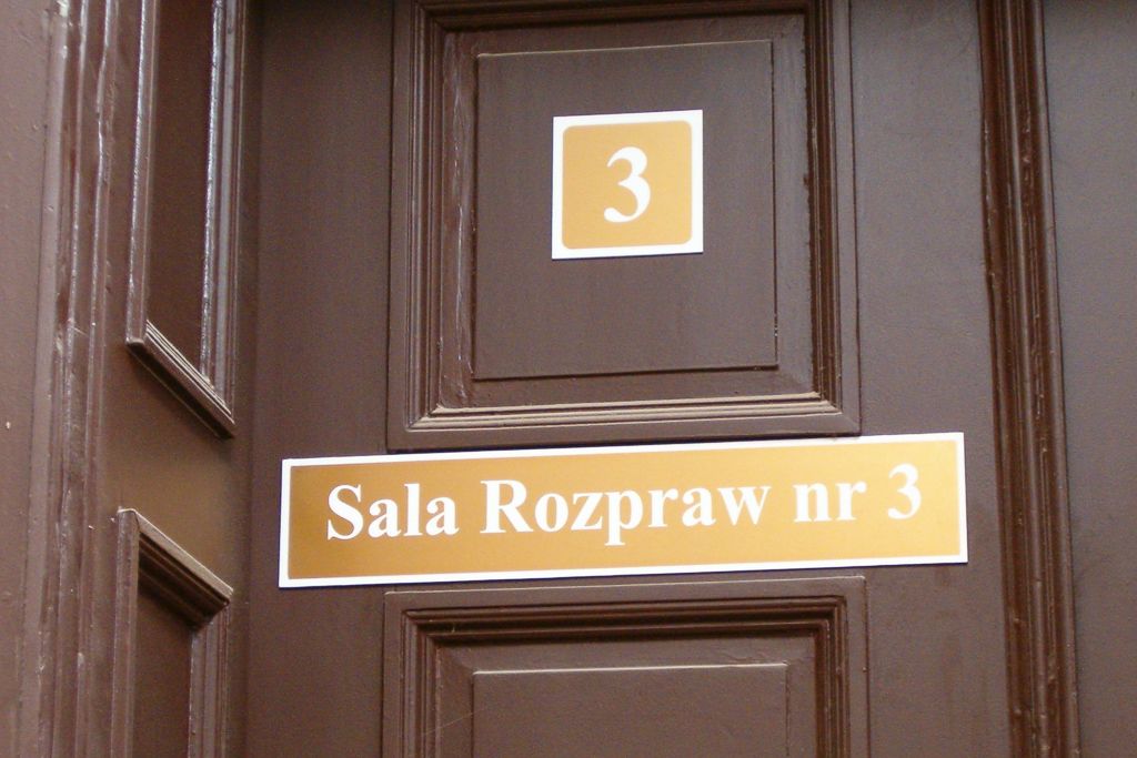 sąd drzwi