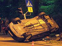 auto wypadek tunel dachowanie