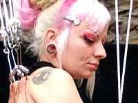 kobieta plecy piercing