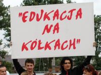 mężczyzna napis edukacja na kółkach