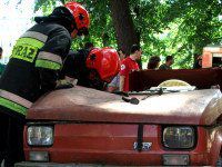 strażak wrak fiat 126p