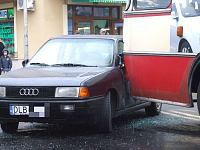 kolizja łokietka audi autobus
