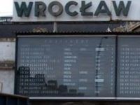 Napis Wrocław tablica z rozkładem jazdy pociągów