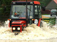 traktor woda powódź