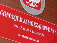 tabliczka napis Gimnazjum Samorządowe nr 3