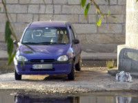 Samochód filar wiadukt