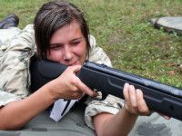 dziewczyna karabin