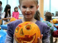 dziewczynka dynia halloween