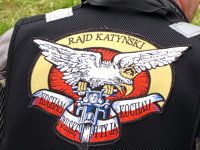 motocyklista kurtka napis rajd katyński