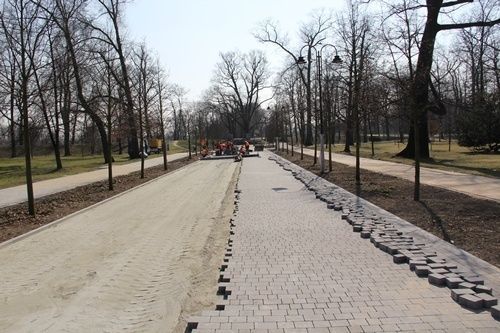 Pięknieją parkowe aleje