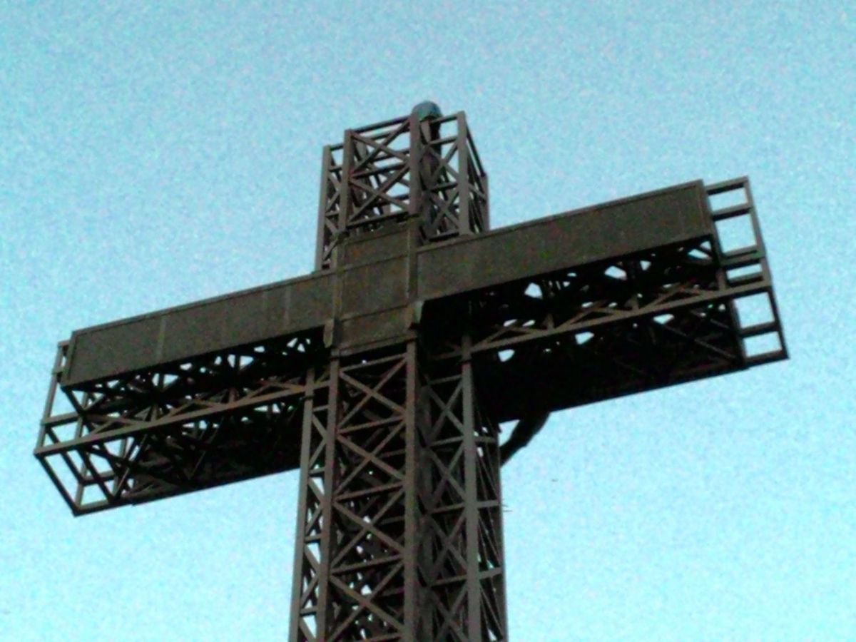 krzyż milenijny mężczyna