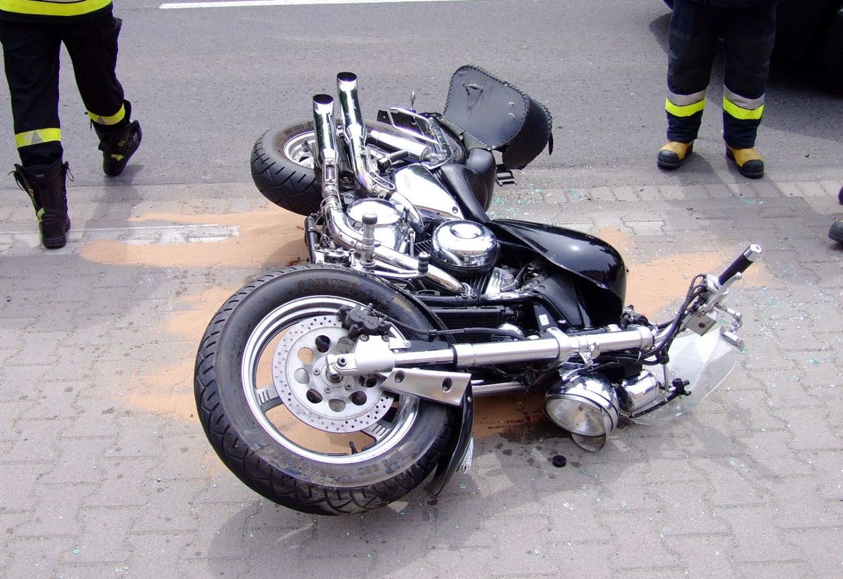 zderzenie auto motocyklista