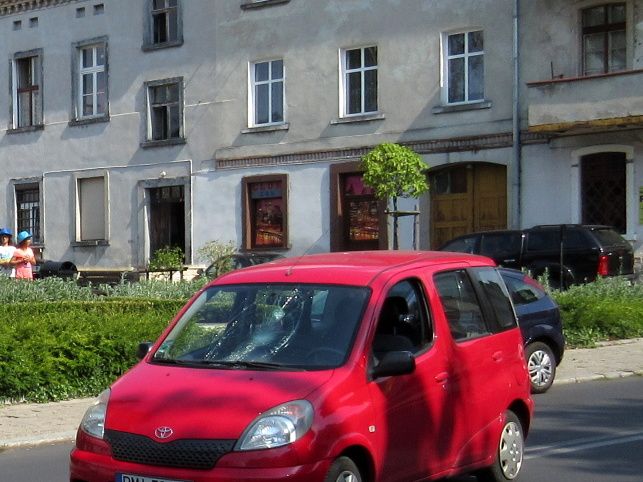 samochód szyba zgniecenie