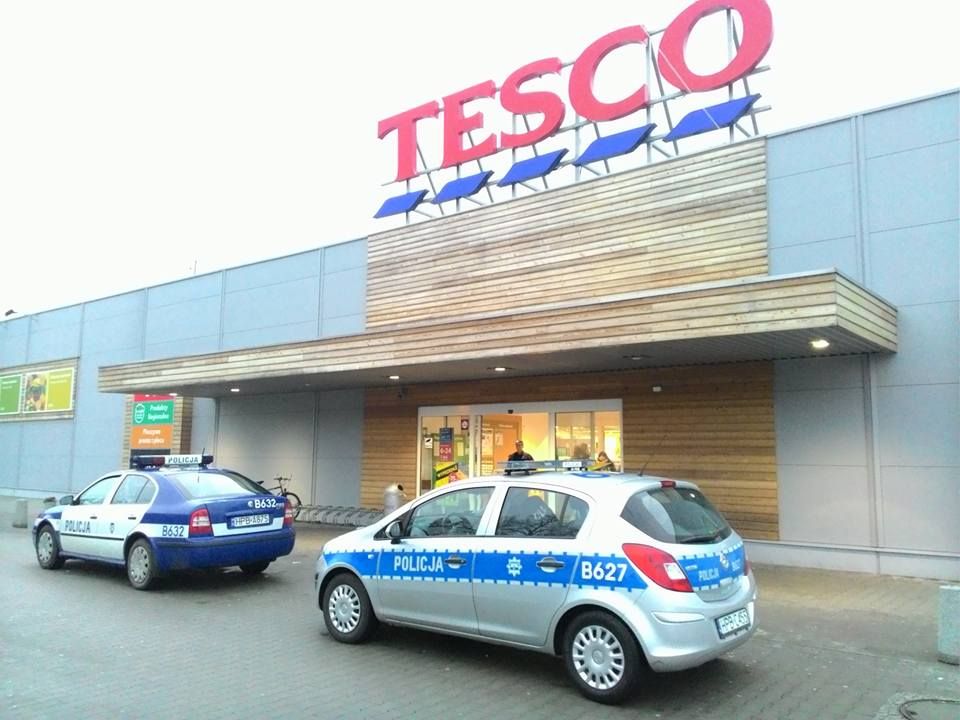 tesco sklep policja