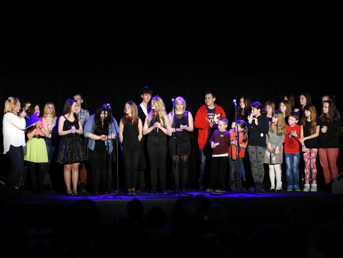 młodzież scena koncert