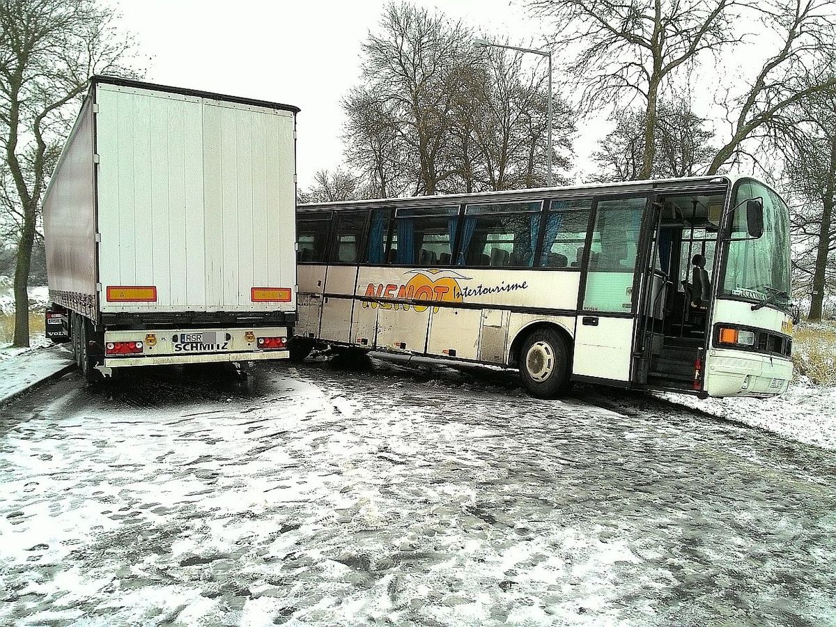 zderzenie kruszyn autobus ciężarówka