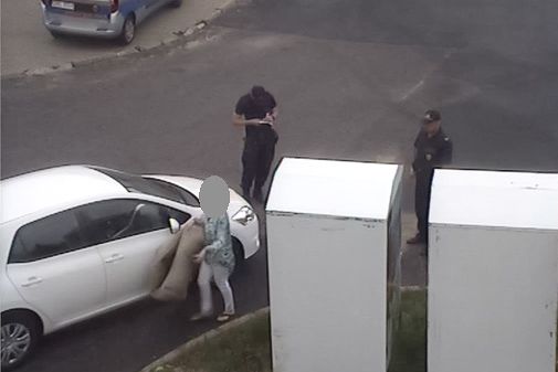 kobieta strażnik miejski auto