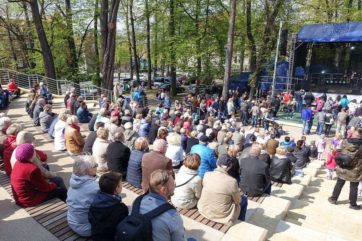 люди в амфітеатрі