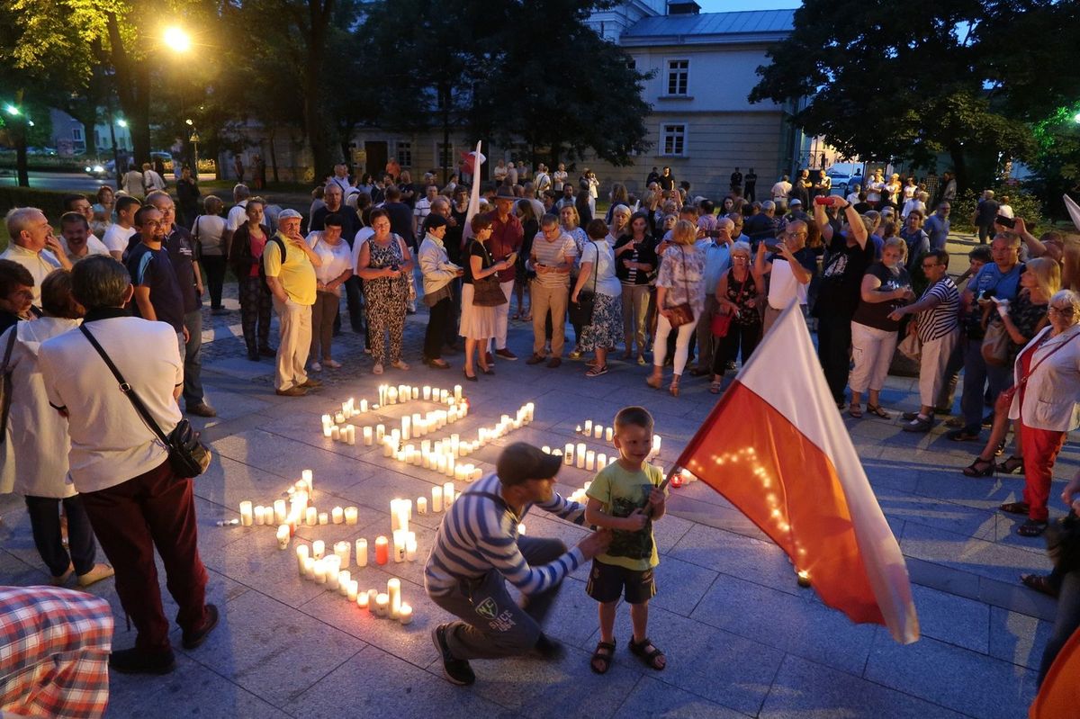 ludzie znicze zgromadzenie