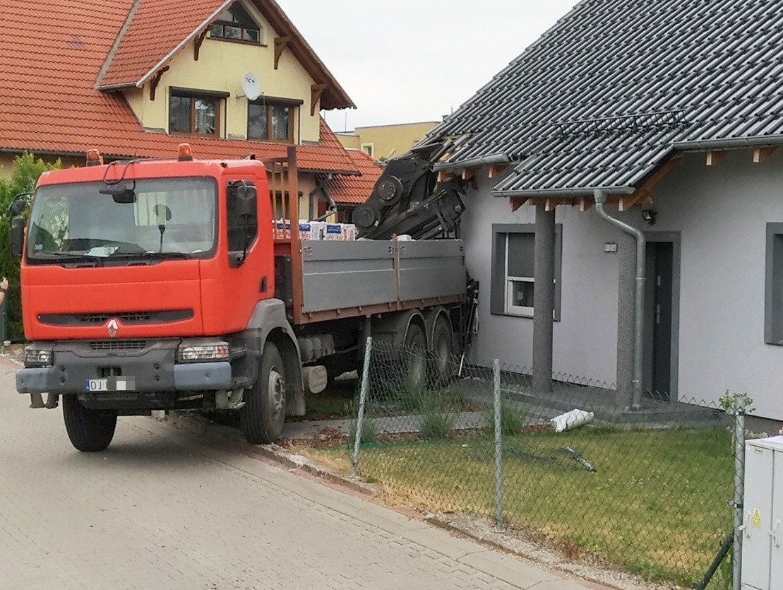 ciężarówka budynek