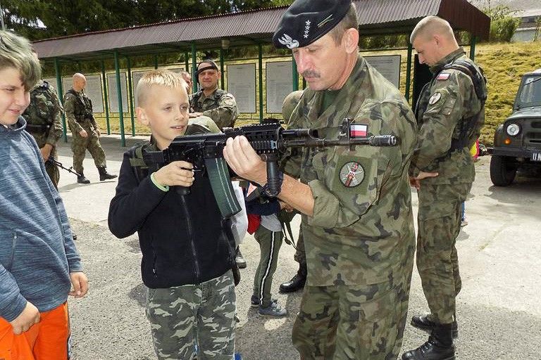 chłopiec karabin