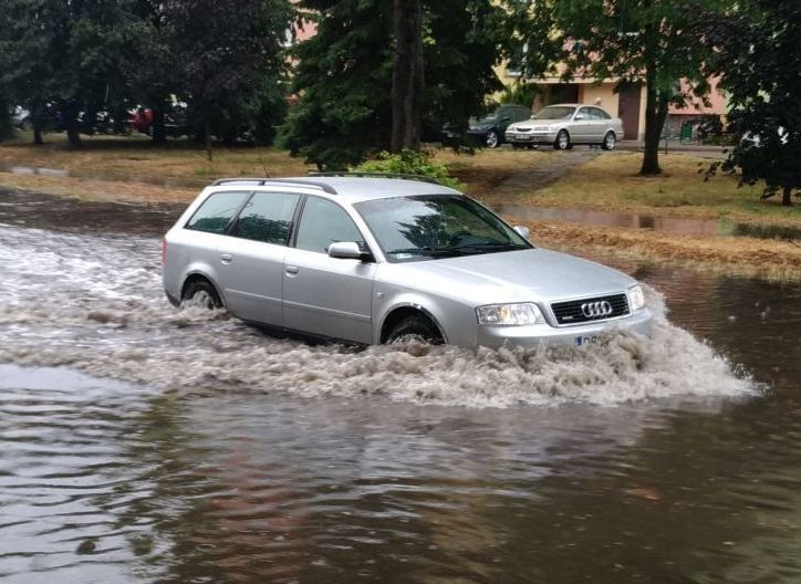 auto ulica nawałnica