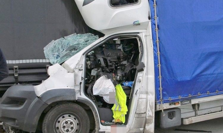 bus wypadek a4