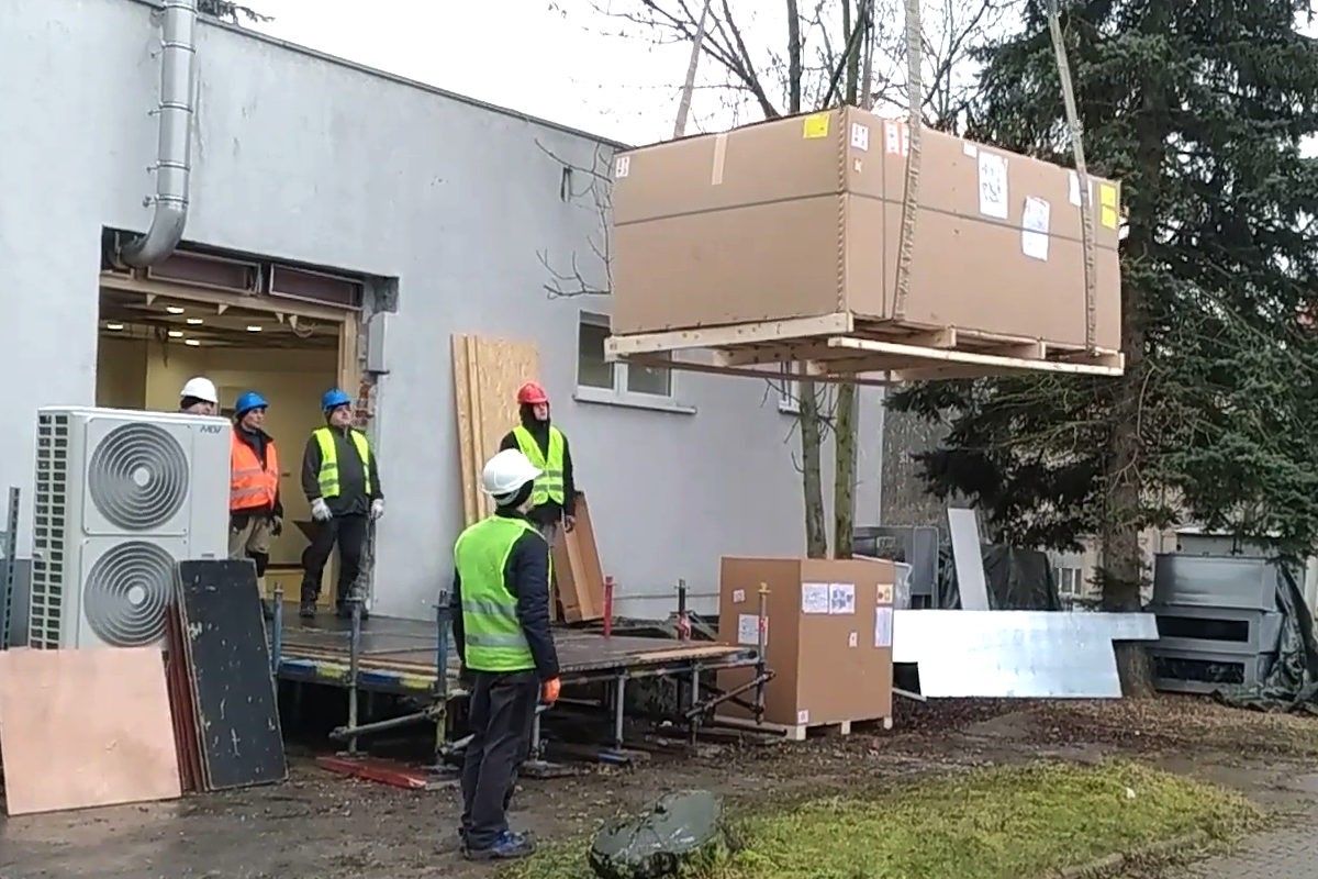 rezonans rozładunek pracownik szpital