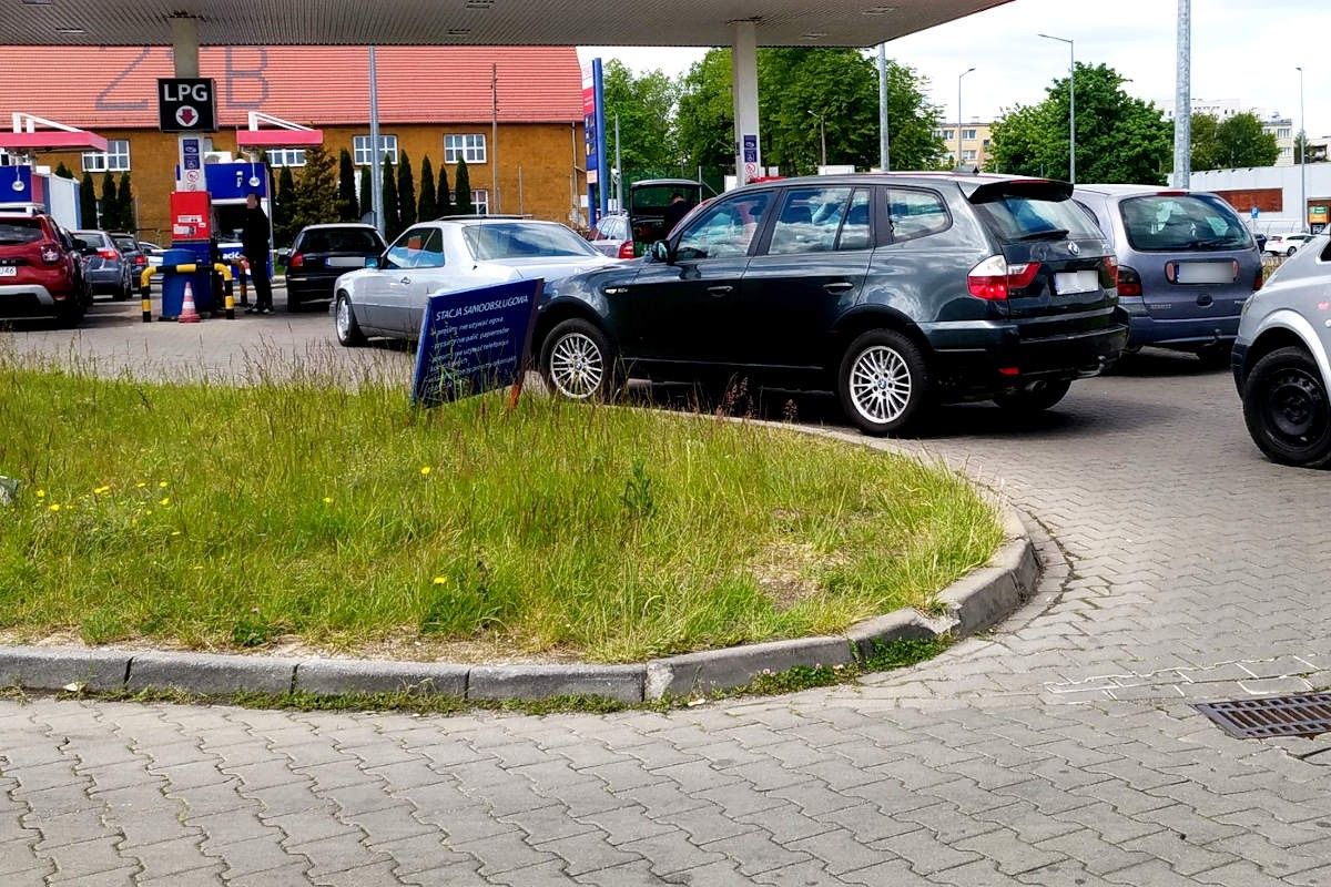 kolejka tesco stacja paliw