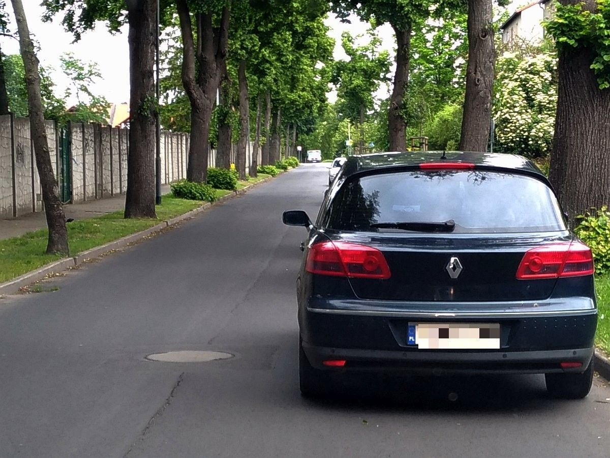ulica spokojna zaparkowany samochód
