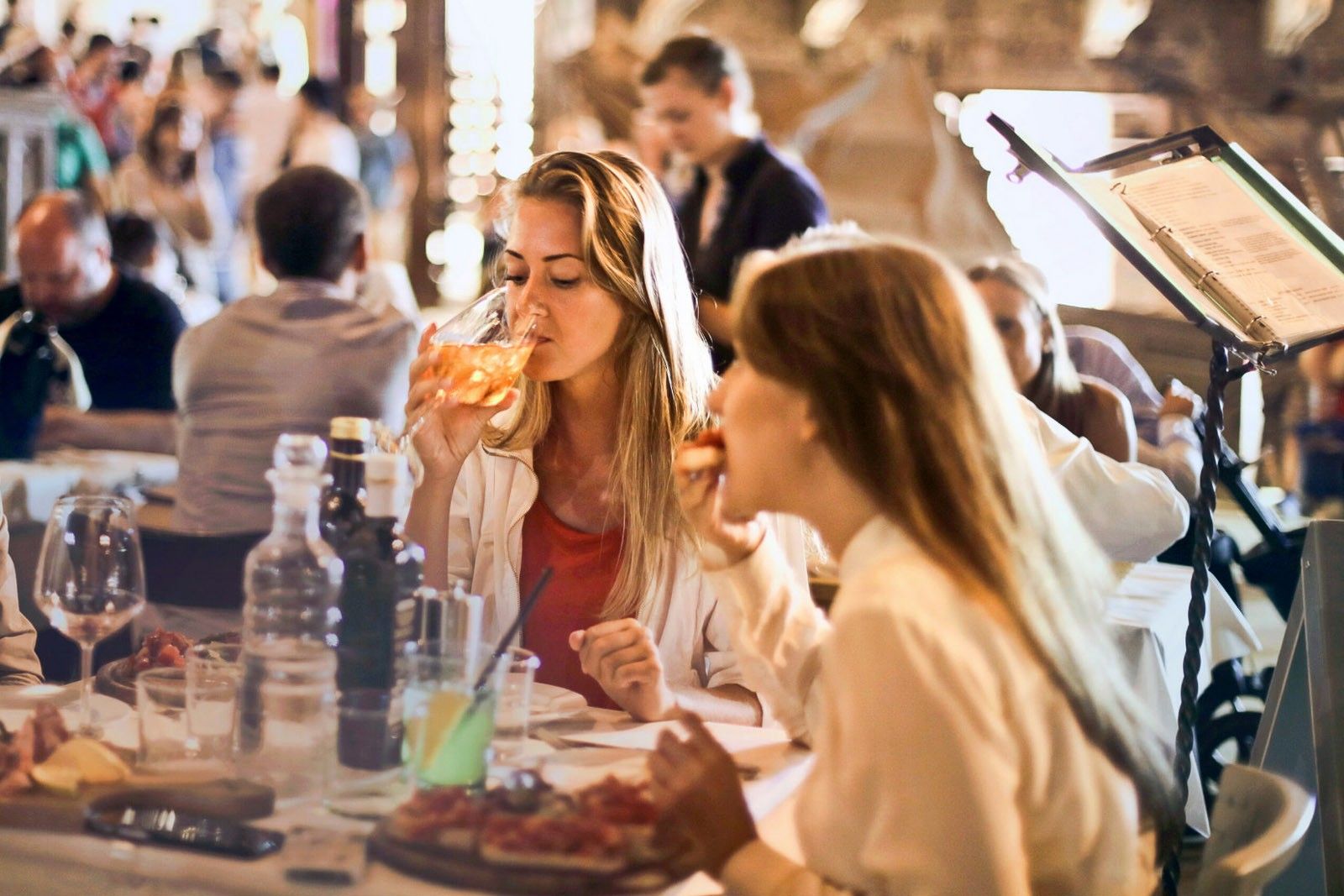 ludzie restauracja jedzenie
