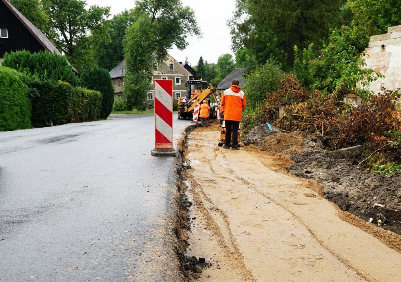 chodnik żeliszów powiat