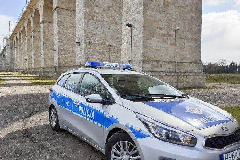radiowóz wiadukt