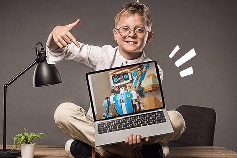 chłopiec laptop