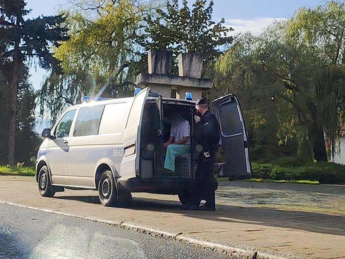 mężczyzna radiowóz