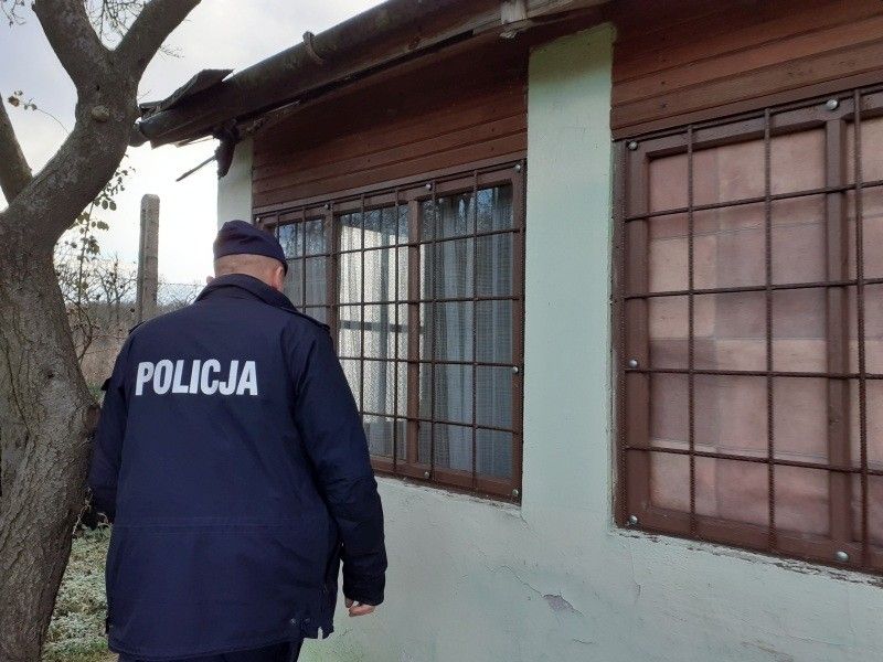 policja działka zima