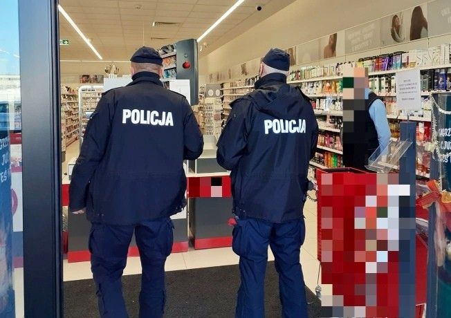 policjant kontrola sklep