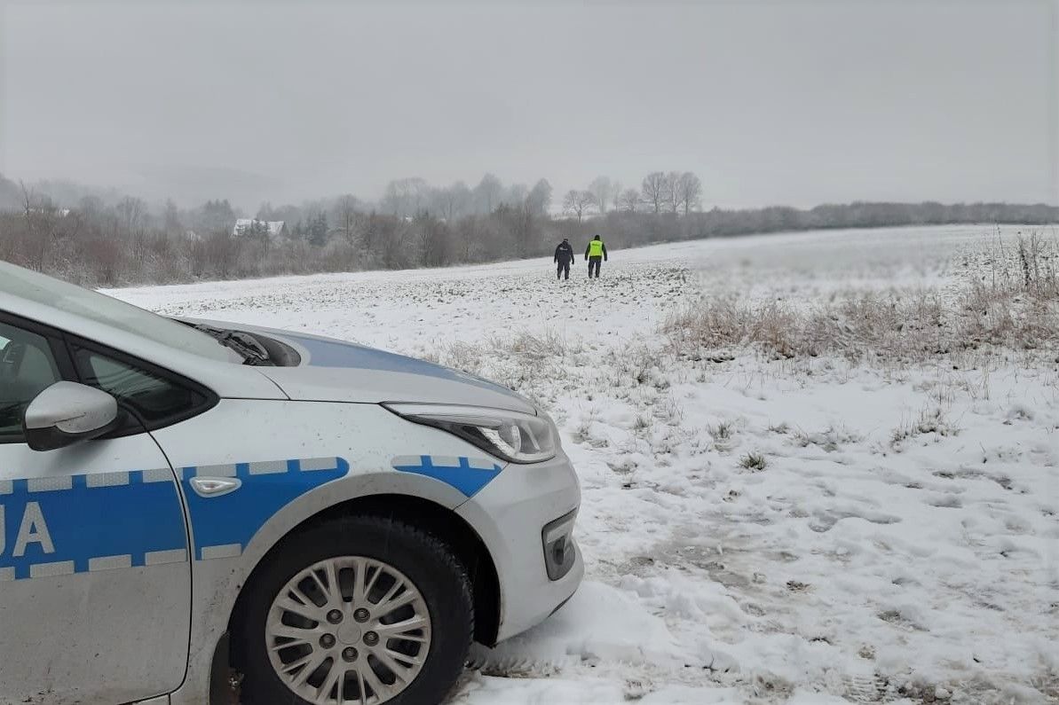 policjant śnieg