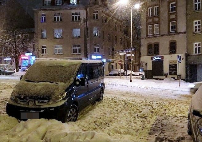 auto parkowanie pasy śnieg