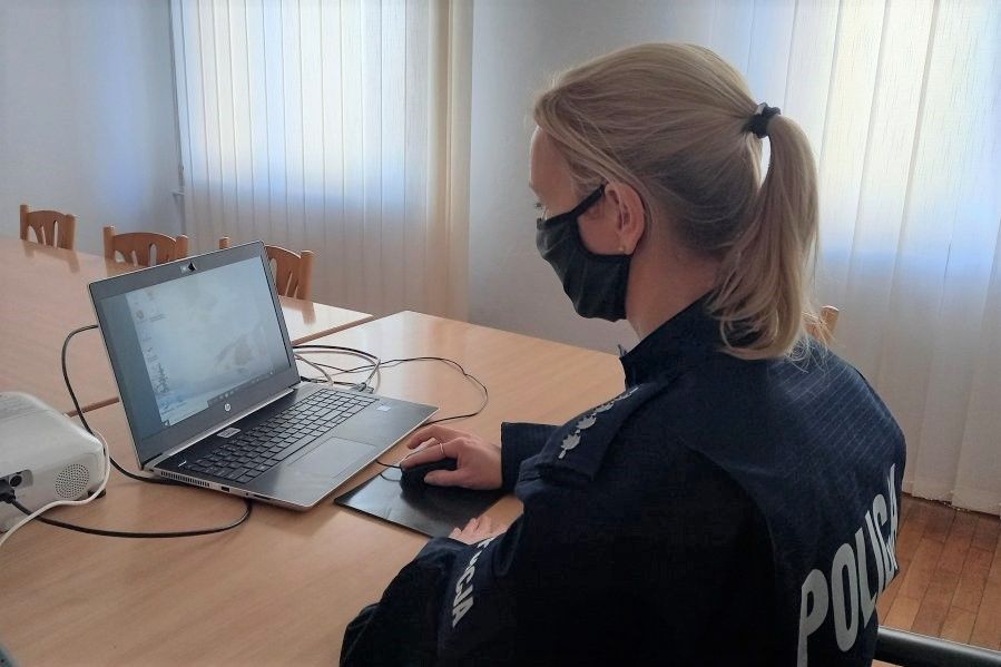 policjantka laptop