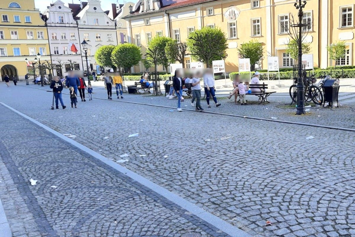 zaśmiecony rynek