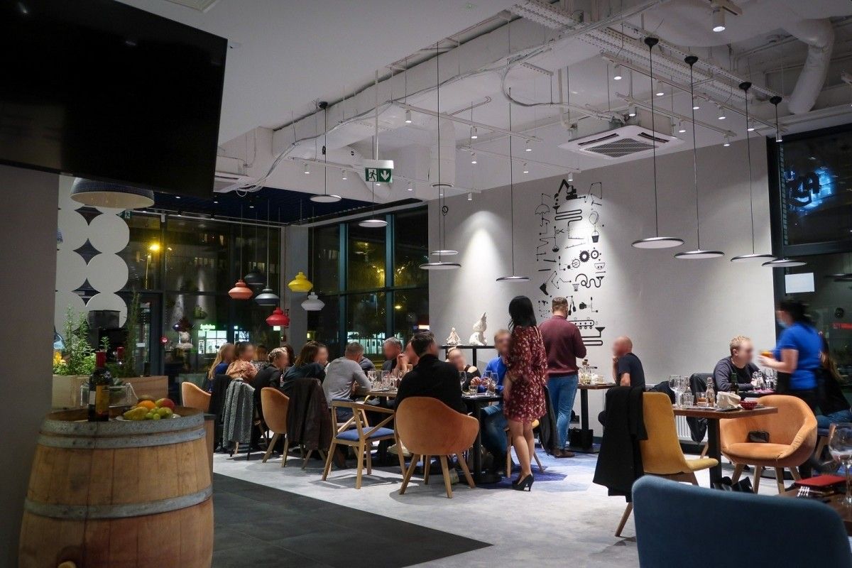 ludzie restauracja winestone