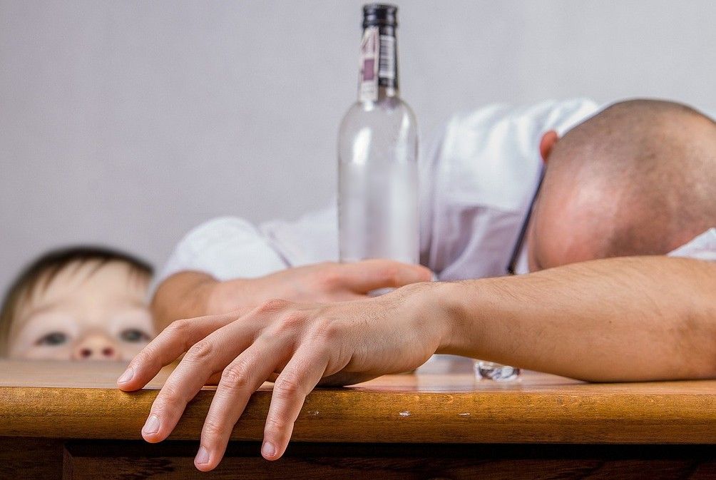 mężczyzna alkohol