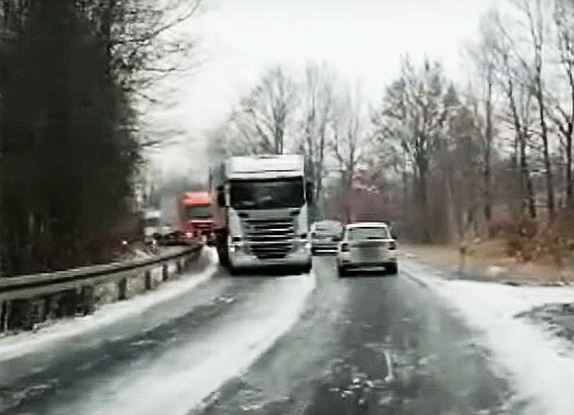 śliska droga tir