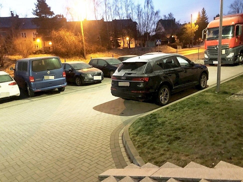 ciężarówka parkowanie blok