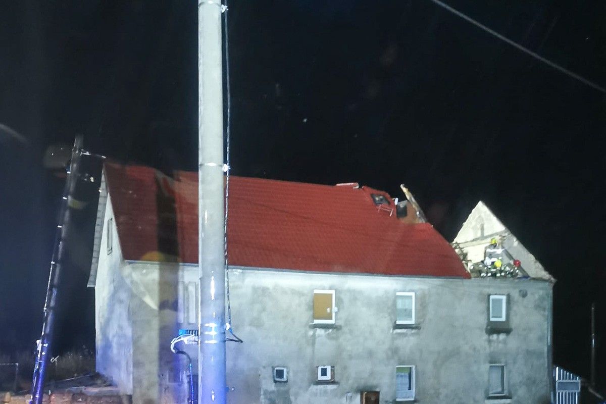 dom zerwany dach