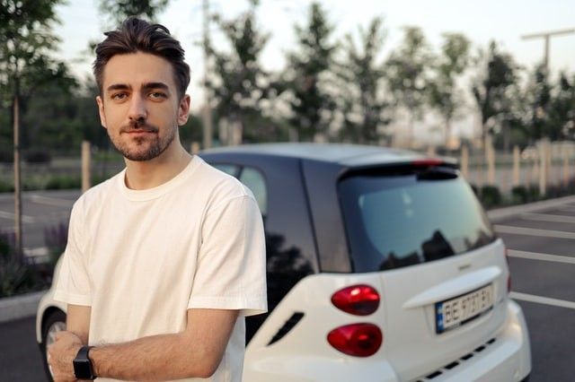 mężczyzna auto