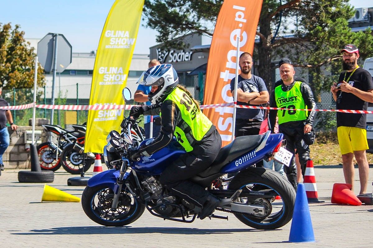motocyklistka plac