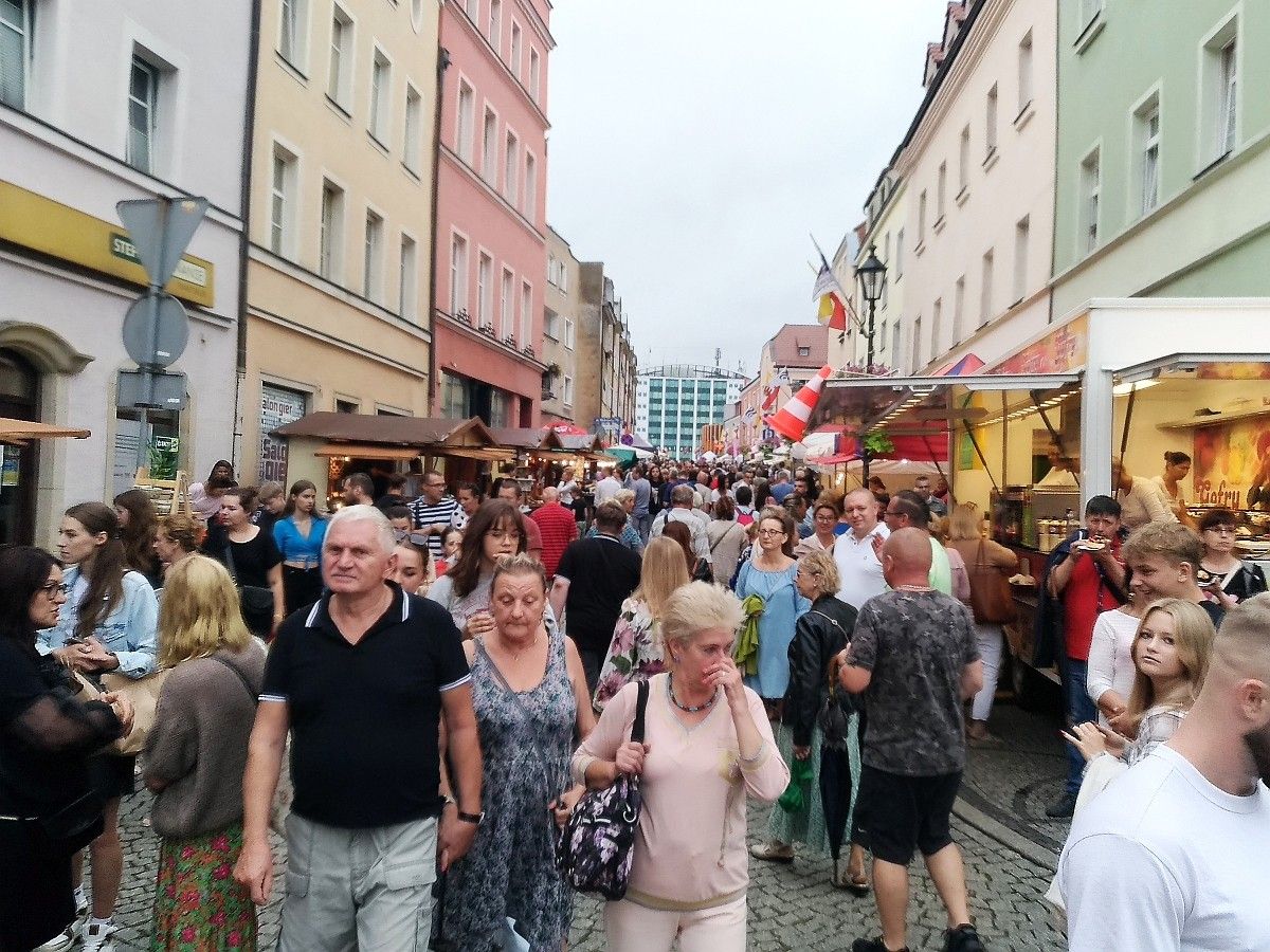 ludzie rynek święto ceramiki