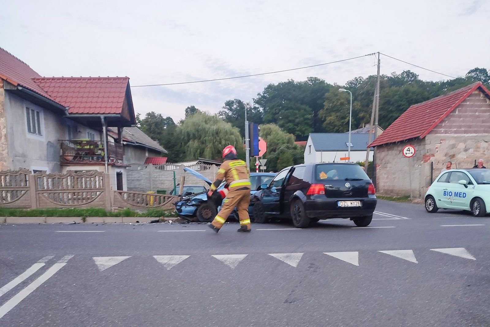 auto zderzenie droga strażak